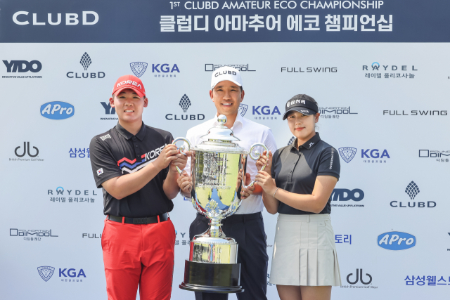 1회 대회 남녀 우승자 안성현(맨 왼쪽), 이윤서(맨 오른쪽)와 최정훈 이도 대표이사. 사진 제공=KGA