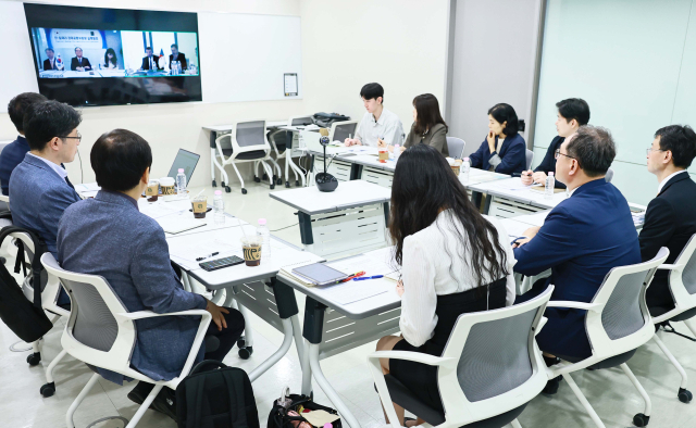 김종철 산업통상자원부 통상협력국장(수석대표)이 27일 서울 중구 대한상공회의소 회의실에서 화상으로 개최된 ‘한-알제리 경제공동위원회 실무회의’에서 압델말렉 부에두 알제리 외교부 아시아대양주총국장(수석대표)과 논의하고 있다. 사진 제공=산업통상자원부