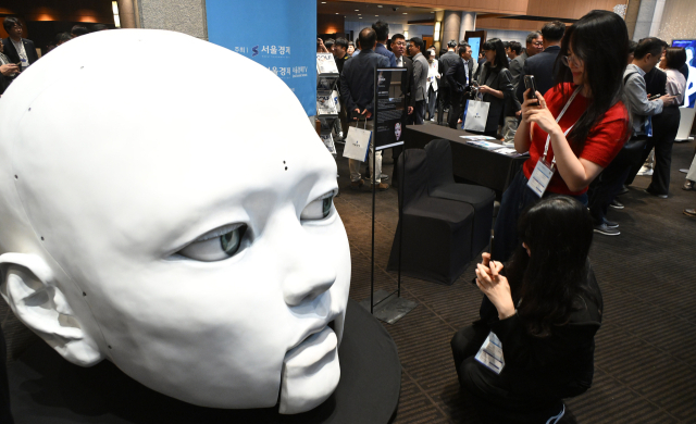 "기이하고 섬뜩"… 거대한 AI 조각상이 묻는 소통의 미래 [서울포럼 2025]
