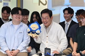 "이재명 찌르면 돈 드림"…대학 커뮤니티에 글 올린 10대男 자수