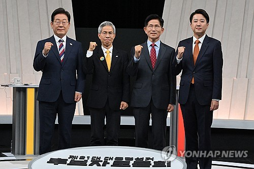 이재명(왼쪽부터) 더불어민주당, 권영국 민주노동당, 김문수 국민의힘, 이준석 개혁신당 대선 후보가 27일 서울 마포구 상암동 MBC 스튜디오에서 진행된 정치 분야 TV 토론회에 앞서 포즈를 취하고 있다. 연합뉴스