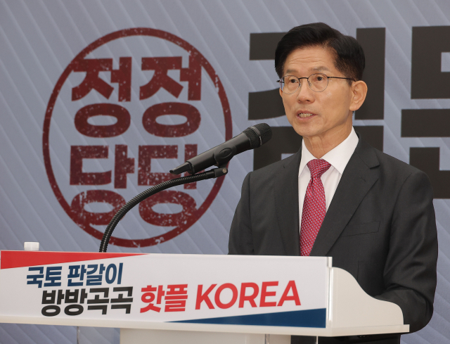 김문수 국민의힘 대선 후보가 27일 서울 여의도 국민의힘 중앙당사에서 국토 발전 관련 공약 발표 기자회견을 하고 있다. 연합뉴스