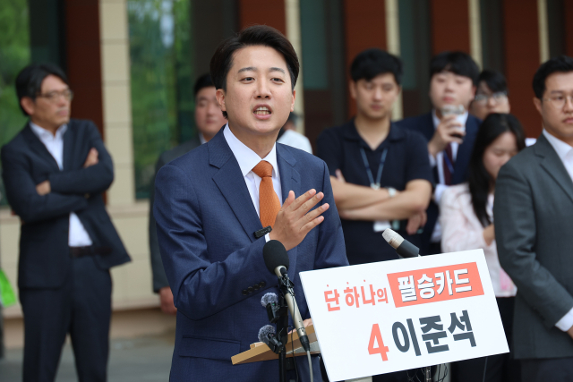 유세 중 어린이에게 떡 나눠준 이준석 母…선거법 위반 '구두 경고'