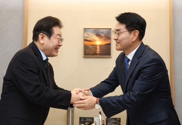 이재명 더불어민주당 대표와 박용진 전 의원이 지난 2월 서울 여의도의 한 식당에서 만나 악수를 하고 있다. / 국회사진기자단