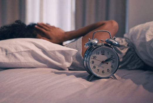 알람 울리기 전 눈이 '번쩍'…매일 반복된다면 '이 병' 의심해 봐야 한다고?