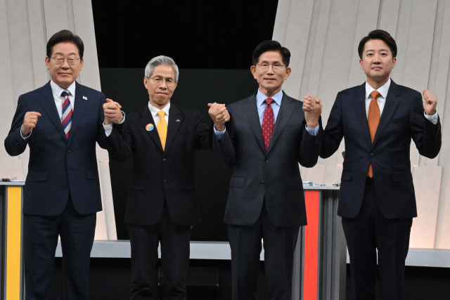 이재명(왼쪽부터) 더불어민주당 대선 후보, 권영국 민주노동당 후보, 김문수 국민의힘 후보, 이준석 개혁신당 후보가 27일 서울 마포구 상암동 MBC 스튜디오에서 진행된 정치 분야 TV토론회에 앞서 포즈를 취하고 있다. 뉴스1