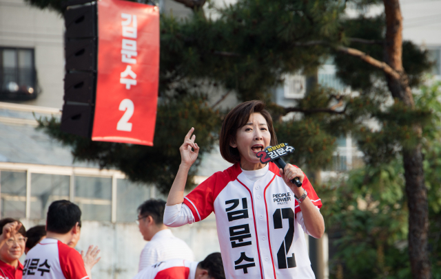 26일 오후 서울 도봉구 방학사거리에서김문수 국민의힘 대통령선거 후보의 노원·도봉·강북 집중유세에 나서기 전 나경원 의원이 지원연설을 하고 있다. 성형주 기자