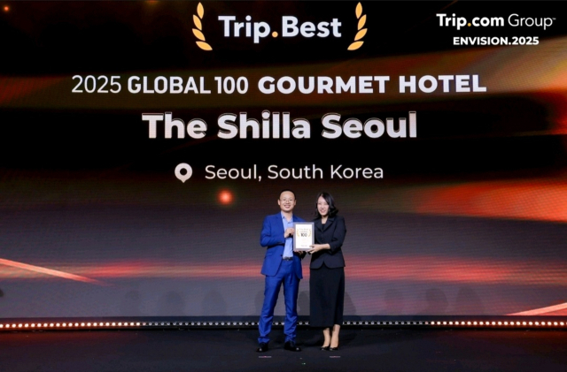 26일 트립닷컴 상해 본사에서 진행된 Trip.Best 시상식에서 서울신라호텔이 ‘2025 트립.베스트 글로벌 100 고메 호텔’을 수상하고 있다. 사진 제공=호텔신라.