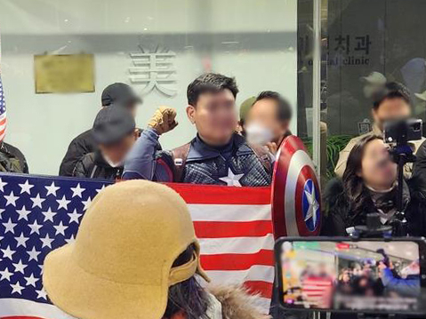 서울중앙지법 형사12단독 구창규 판사는 28일 마블의 인기 캐릭터 ‘캡틴 아메리카’ 복장을 입고 중국 대사관과 경찰서에 난입한 혐의로 구속기소된 윤석열 전 대통령 지지자 안 모 씨에게 징역 1년 6개월을 선고했다. 연합뉴스
