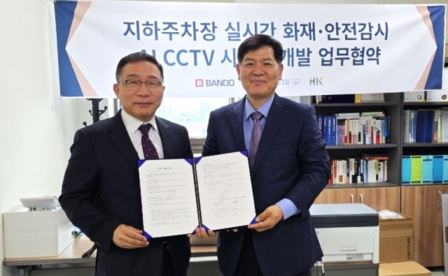 이정렬(왼쪽) 반도건설 대표와 오자영 한광정보통신 대표가 업무협약을 맺고 기념촬영을 하고 있다. 사진 제공=반도건설