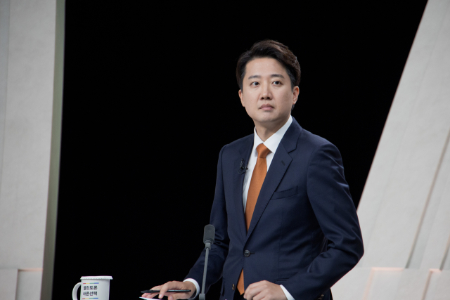 토론회 준비하는 이준석 후보 (서울=연합뉴스) 개혁신당 이준석 후보가 27일 서울 마포구 상암동 MBC 스튜디오에서 열린 정치 분야 TV토론회를 준비하고 있다. 2025.5.27 [국회사진기자단] photo@yna.co.kr (끝)