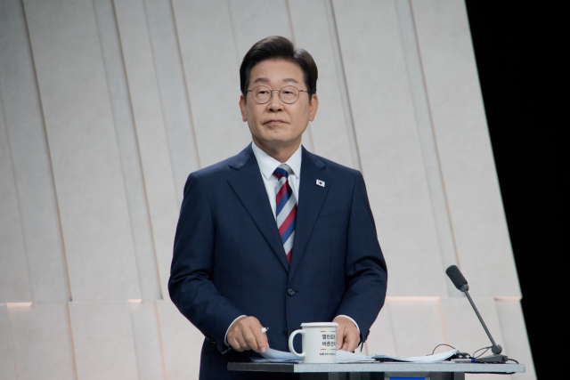 이재명 더불어민주당 대선 후보가 27일 서울 상암 MBC스튜디오에서 열린 21대 대선후보 3차 토론회에서 토론 준비를 하고 있다. 뉴스1