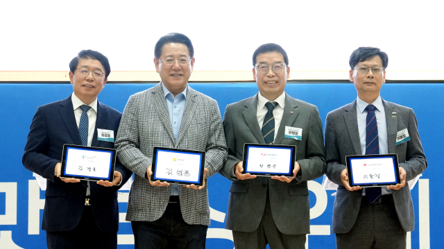 김영록(왼쪽 두번째) 전남도지사가 28일 순천만생태문화교육원에서 열린 ‘2025 남도장터 로컬 우수상품 품평회’에서 전남도-한국전력-전남우정청-남도장터의 기관 상호발전과 전남지역 경제 활성화, 상생·나눔 사회공헌활동 협력을 위한 업무협약을 체결하고 기념촬영을 하고 있다. 사진 제공=전라남도
