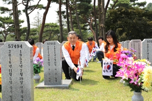 한화그룹 충청지역 봉사단, 대전 현충원 찾아 묘역 정화활동 펼쳐