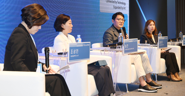 28일 서울 중구 신라호텔에서 서울포럼 2025 특별 행사로 열린 '픽셀 엔 페인트'에서 패널들이 디지털 기술을 이용한 한류(K-Culture) 확산을 주제로 토론하고 있다. 조상인(왼쪽부터) 백상미술정책연구소 소장, 송진 한국콘텐츠진흥원 콘텐츠산업정책연구센터장, 김순호 국가유산진흥원 문화유산사업실장, 신재희 봄랩 대표. /오승현 기자
