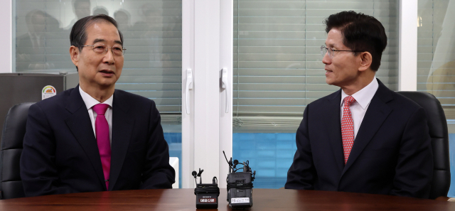 한덕수(왼쪽) 전 국무총리와 김문수 국민의힘 대선 후보가 11일 서울 여의도 국민의힘 대선 후보 사무실에서 회동을 하고 있다. 뉴스1