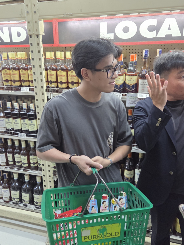 필리핀의 대표 도매형 할인점 ‘퓨어골드;애서 현지인이 하이트진로 제품을 구매하고 있다. 사진=김경택 기자