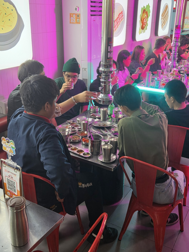 필리핀 마닐라에 위치한 대형 한식 프랜차이즈 ‘삼겹살라맛’에서 현지인들이 하이트진로 소주를 마시고 있다. 사진=김경택 기자