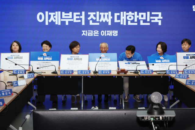 더불어민주당 윤여준·박찬대 상임 총괄선대위원장과 공동선대위원장인 야권 정당 대표들이 사전투표를 하루 앞둔 28일 서울 여의도 당사에서 열린 중앙선거대책위원회의에서 투표서약서에 서명 후 투표를 독려하고 있다. 왼쪽부터 기본소득당 용혜인 대표, 조국혁신당 김선민 당대표 권한대행, 정은경 총괄선대위원장, 윤여준 상임총괄선대위원장, 박찬대 상임총괄선대위원장, 진보당 김재연 상임대표, 사회민주당 한창민 대표. 연합뉴스