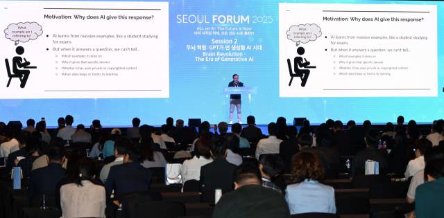 브라이언 키안 시앙 로 싱가포르국립대학교 AI 연구소 부소장이 28일 서울 중구 신라호텔에서 열린 서울포럼 2025 메인세션 세션2에서 강연을 하고 있다.