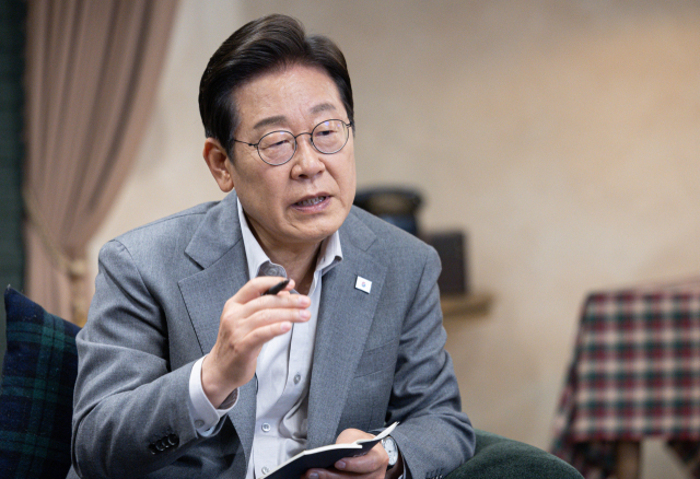 이재명 더불어민주당 대선 후보가 28일 서울 강남구의 한 스튜디오에서 열린 K-이니셔TV '1400만 개미와 한배 탔어요' 유튜브 라이브에서 발언하고 있다. 연합뉴스