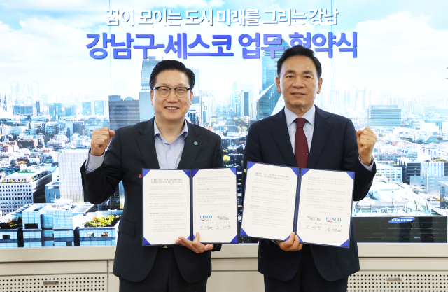 조성명 강남구청장(오른쪽) 성기재 ㈜세스코 부사장(왼쪽)이 협약식에서 기념 사진을 촬영하고 있다. 사진제공=강남