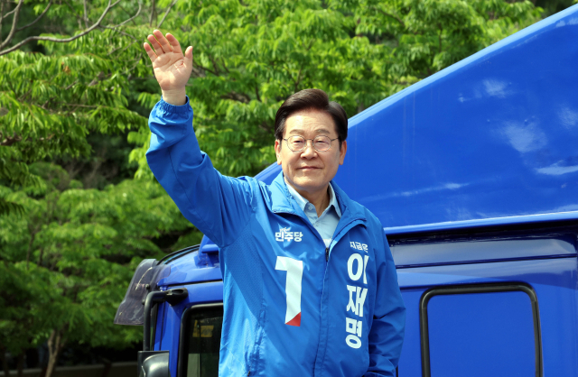 이재명 더불어민주당 대선 후보가 지난 26일 경기 용인시 단국대학교 죽전캠퍼스 앞에서 지지자들에게 인사를 하고 있다. 용인=오승현 기자
