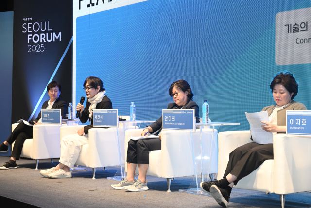 기혜경(왼쪽부터) 홍익대학교 교수·전 부산시립미술관장, 서진석 부산시립미술관장, 안미희 광주비엔날레재단 이사·전 경기도미술관장, 이지호 전남도립미술관장이 28일 서울 중구 신라호텔에서 서울포럼 2025 특별 행사로 열린 '픽셀 엔 페인트'에서 미술관이 바꿀 수 있는 도시 브랜딩에 대한 아이디어를 나누고 있다. /조태형 기자