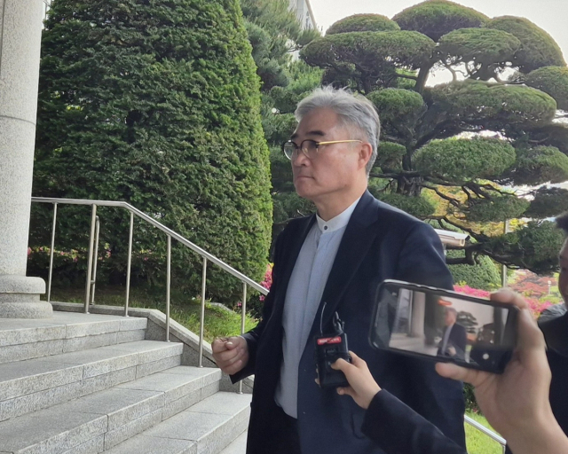 조명래 경남 창원시 제2부시장이 28일 창원지방검찰청에 출석하고 있다. 연합뉴스