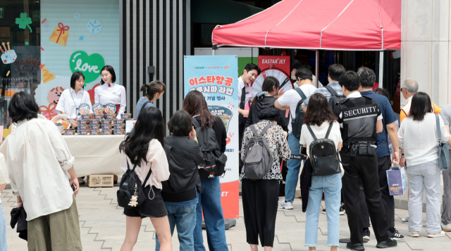 28일 서울 송파구 세븐일레븐 챌린지스토어점에서 시민들이 이스타항공이 세븐일레븐·하림과 함께 출시한 '도쿠시마 라면'을 시식하기 위해 줄을 서고 있다. 이스타항공이 일본 도쿠시마 노선을 홍보하기 출시한 이 라면은 28일부터 전국 세븐일레븐에서 구매할 수 있으며, 6월부터는 이스타항공 기내에서도 만나볼 수 있다. 권욱 기자 2025.5.28