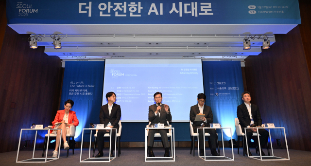 28일 서울 중구 신라호텔에서 열린 서울포럼 2025의 부대행사 '더 안전한 AI'시대로' 특별포럼에서 김영주 AI안전연구소장을 좌장으로 패널들이 대담하고 있다. 왼쪽부터 박유현 싱가포르 DQ연구소 대표, 박완진 KT Responsible AI Center 센터장, 김 소장, 김경훈 카카오 AI 세이프티 리더, 이승민 한국 IBM 상무. 조태형 기자