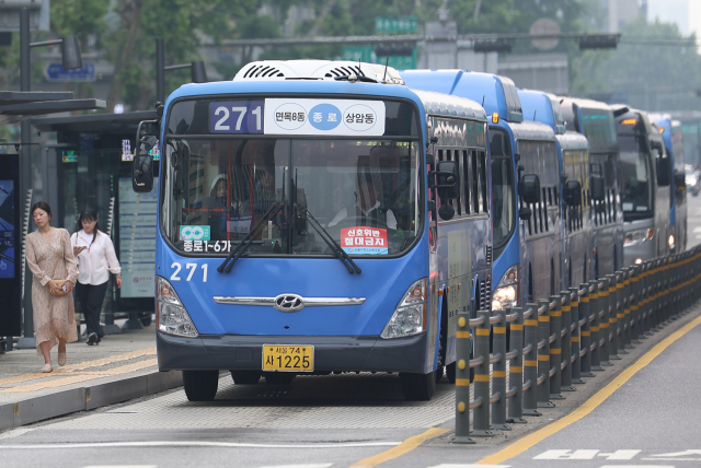 28일 오전 서울 종로구 광화문역 버스 정류장에서 시민들이 버스에서 내려 이동하고 있다. 연합뉴스