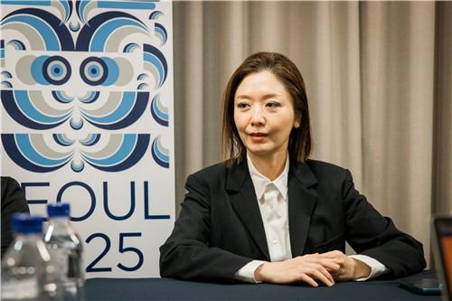 김아영 작가가 27일 서울 동대문구 노보텔 앰배서더 서울에서 열린 ‘제10차 문화예술세계총회’ 사전 기자간담회에서 질의응답을 하고 있다. 사진 제공=한국문화예술위원회