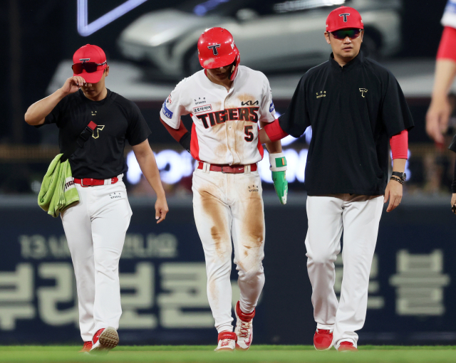 김도영(가운데)이 27일 광주기아챔피언스필드에서 열린 프로야구 키움 히어로즈와 KIA 타이거즈의 경기에서 5회 말 2사에서 2루 도루에 성공한 뒤 부상으로 대주자로 교체되고 있다. 연합뉴스