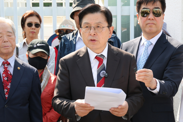 ‘이재명 대선 후보 등록 정지’ 집행정지 신청한 황교안… 법원은 ‘부적격’ 판단