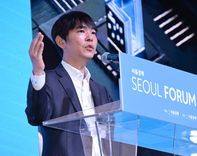 이세돌 전 프로바둑기사가 28일 서울 중구 신라호텔에서 열린 ‘서울포럼 2025’ 세션 프로그램에 참석해 강연을 하고 있다. 성형주 기자