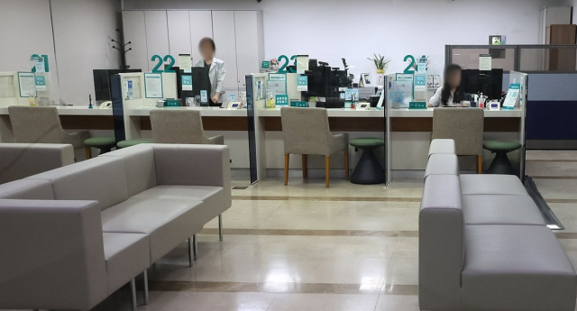 “연 100곳씩 문 닫는데”…고령층은 여전히 버스 타고 은행 찾는다