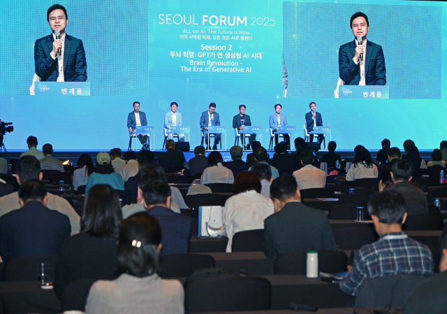 28일 서울 중구 신라호텔에서 열린 서울포럼 2025 메인세션 세션2에서 패널들이 토론을 하고 있다. 왼쪽부터 이경일 솔트룩스 대표, 차인혁 GIST AI정책전략대학원 석학교수, 최재식 KAIST 김재철 AI 대학원 교수, 김동환 포티투마루 대표이사, 임우형 LG AI연구원 상무, 변계풍 이스트소프트 AI사업 본부장. 성형주 기자