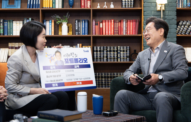이재명 더불어민주당 대통령 후보가 28일 오후 서울 강남구의 한 스튜디오에서 열린 <K-이니셔TV> ‘1400만 개미와 한배 탔어요’ 유튜브 라이브에서 미소를 짓고 있다. 2025.5.28/뉴스1