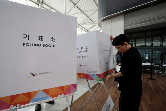 28일 인천국제공항 1터미널 출국장에 제21대 대통령선거 사전투표소가 설치되고 있다. 연합뉴스