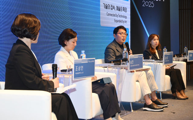 28일 서울 중구 신라호텔에서 열린 ‘픽셀 앤 페인트’에서 패널들이 디지털 기술을 이용한 한류 확산을 주제로 토론하고 있다. 조상인(왼쪽부터) 백상미술정책연구소장, 송진 한국콘텐츠진흥원 콘텐츠산업정책연구센터장, 김순호 국가유산진흥원 문화유산사업실장, 신재희 봄랩 대표. 오승현 기자