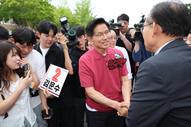김문수 국민의힘 대선 후보가 28일 경북 경산시 영남대학교를 방문하고 있다. 연합뉴스