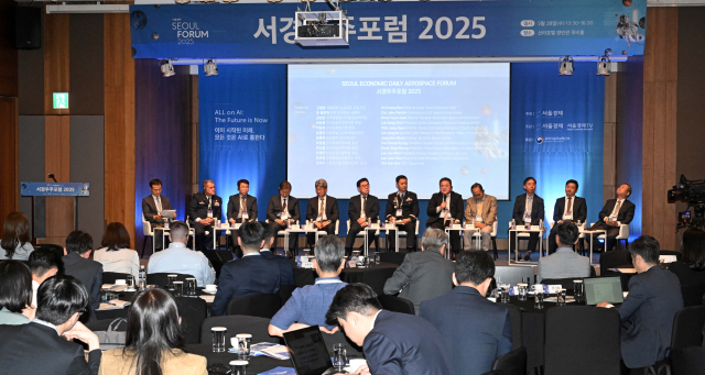 28일 서울 중구 신라호텔에서 열린 서울포럼 2025의 부대행사 서경우주포럼에서 고광본 서울경제신문 논설위원·선임기자를 좌장으로 패널들이 대담하고 있다. 왼쪽부터 고광본 서울경제신문 논설위원·선임기자, 존 패트릭 주한 미우주군 사령관, 권현준 우주항공청 우주항공정책국장, 이상철 한국항공우주연구원장, 박장현 한국천문연구원장, 임종인 대통령실 사이버특별보좌관, 정해욱 공군본부 우주센터장, 유창경 한국항공우주학회장, 곽신웅 한국국방우주학회장, 이재우 한국우주안보학회장, 이준원 한화에어로스페이스 전무, 김덕수 스페이스맵 대표(한양대학교 교수). 조태형 기자 2025.05.28