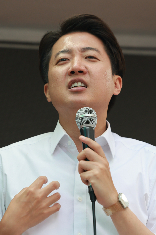 개혁신당 이준석 대선 후보가 28일 서울 강남역 일대에서 유세하고 있다. 연합뉴스