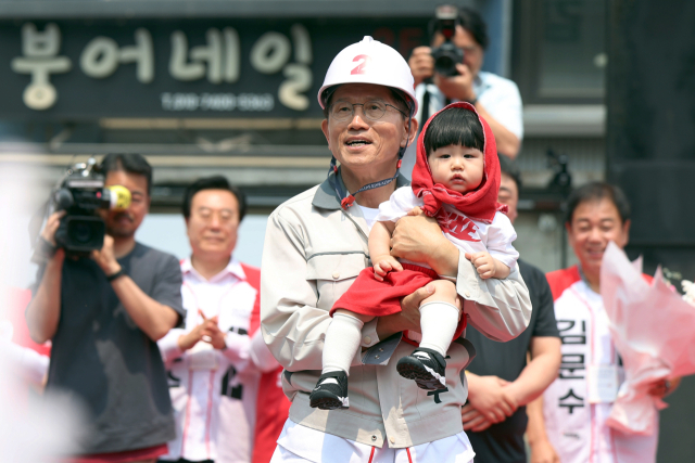김문수 국민의힘 대선 후보가 28일 경남 창원시 상남동 분수광장에서 아이를 안은 채 선거 유세를 하고 있다. 연합뉴스