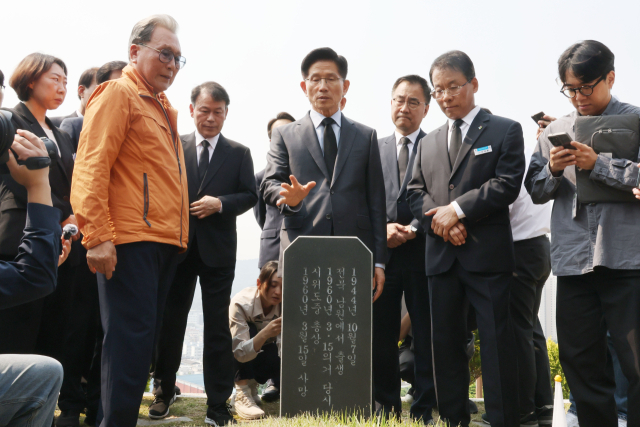 김문수 국민의힘 대통령 후보가 28일 오전 경남 창원시 국립3.15민주묘지를 찾아 김주열 열사 묘역을 둘러보며 한 시민과 3.15의거 당시 상황에 대한 이야기를 나누고 있다. 뉴스1