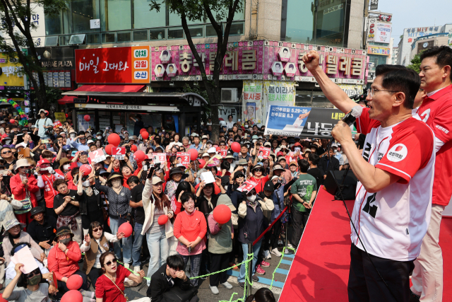김문수 국민의힘 대통령 후보가 28일 경남 양산시 이마트 양산점 앞에서 시민들에게 지지를 호소하고 있다. 뉴스1