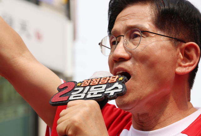 김문수 국민의힘 대선 후보가 28일 경남 양산시 이마트 양산점 앞에서 시민들에게 지지를 호소하고 있다. 뉴스1