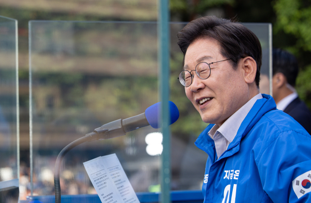 이재명 더불어민주당 대선 후보가 28일 서울 왕십리역 광장에서 열린 성동구·동대문구 집중 유세에 지지를 호소하고 있다. 연합뉴스