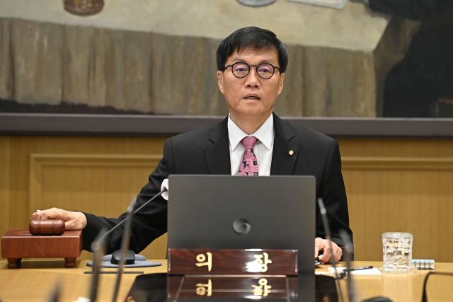 이창용 한국은행 총재가 29일 서울 중구 한국은행에서 열린 금융통화위원회를 주재하고 있다.사진공동취재단
